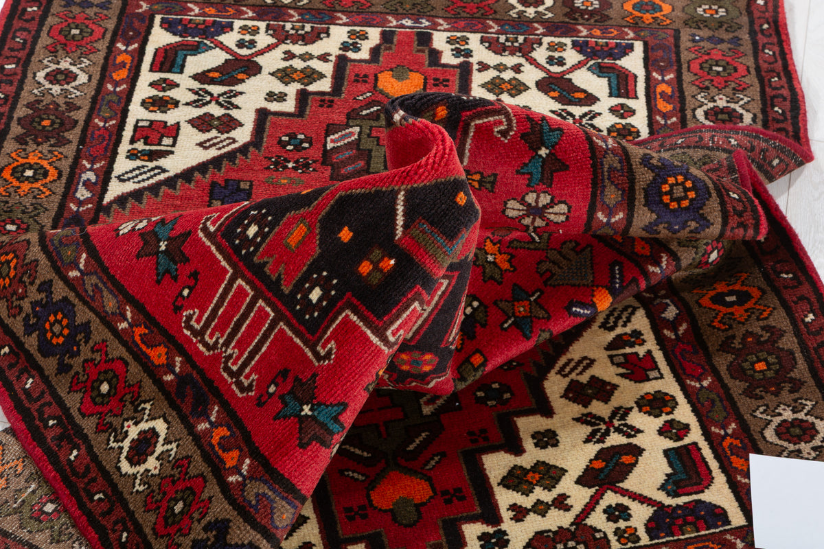 Tapis vintage rouge et brun à médaillon géométrique – 6' 1" x 3' 1" (185 x 95 cm)