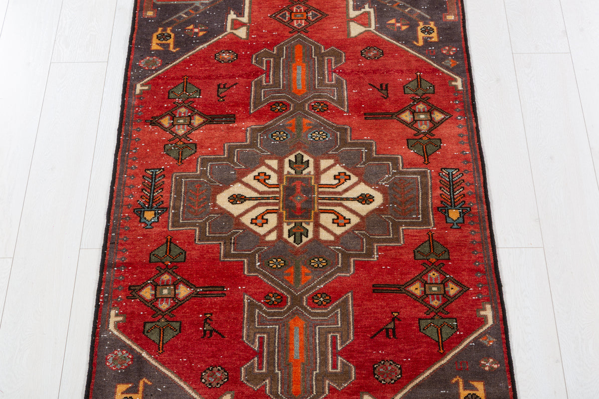Tapis semi-ancien rouge à médaillon géométrique – 5' 9" x 2' 10" (174 x 86 cm)