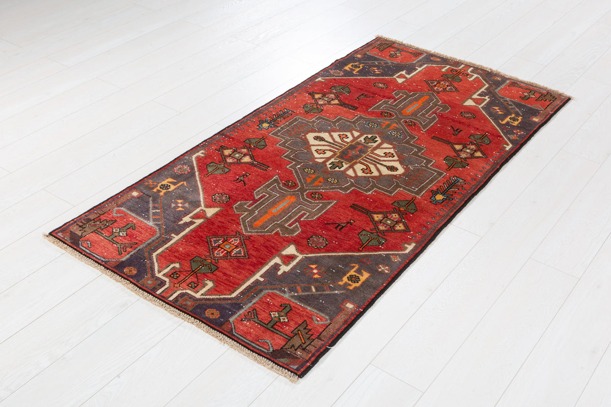 Tapis semi-ancien rouge à médaillon géométrique – 5' 9" x 2' 10" (174 x 86 cm)