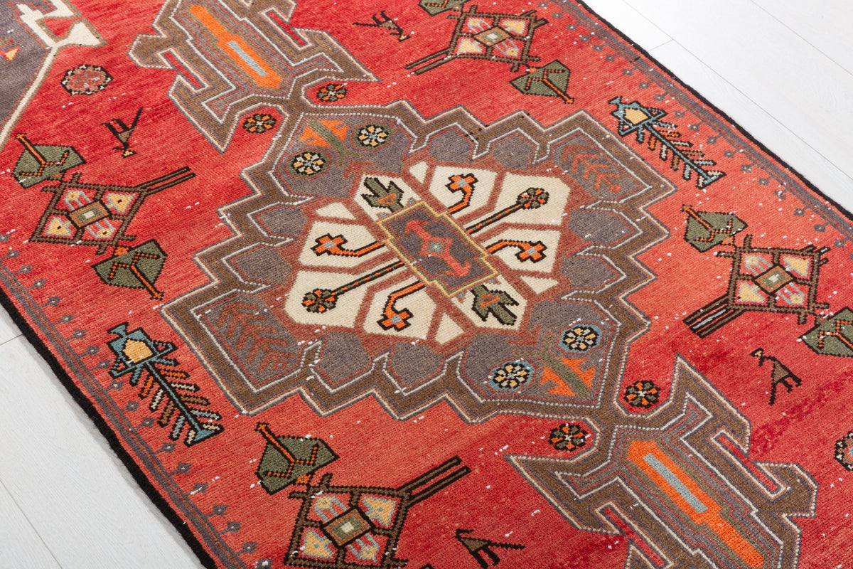 Tapis semi-ancien rouge à médaillon géométrique – 5' 9" x 2' 10" (174 x 86 cm)