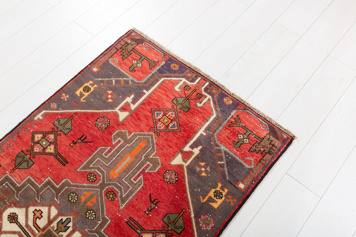 Tapis semi-ancien rouge à médaillon géométrique – 5' 9" x 2' 10" (174 x 86 cm)