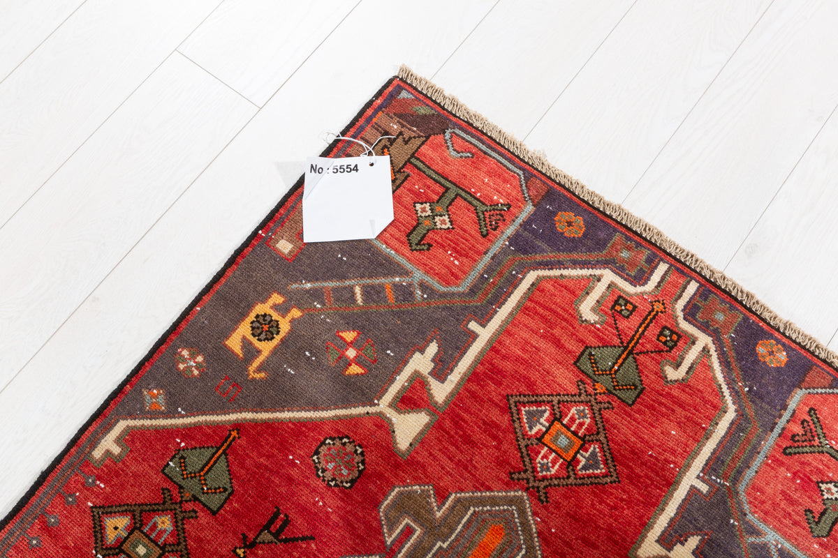 Tapis semi-ancien rouge à médaillon géométrique – 5' 9" x 2' 10" (174 x 86 cm)