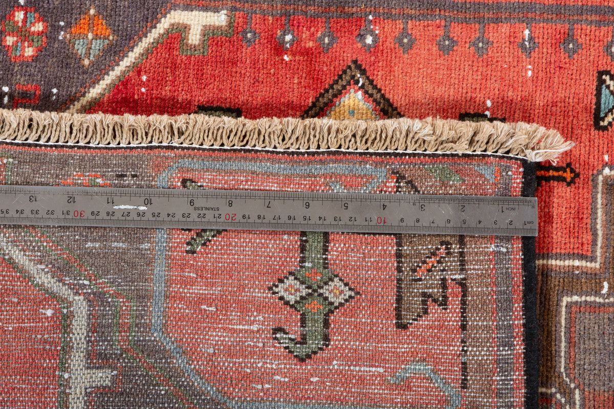 Tapis semi-ancien rouge à médaillon géométrique – 5' 9" x 2' 10" (174 x 86 cm)