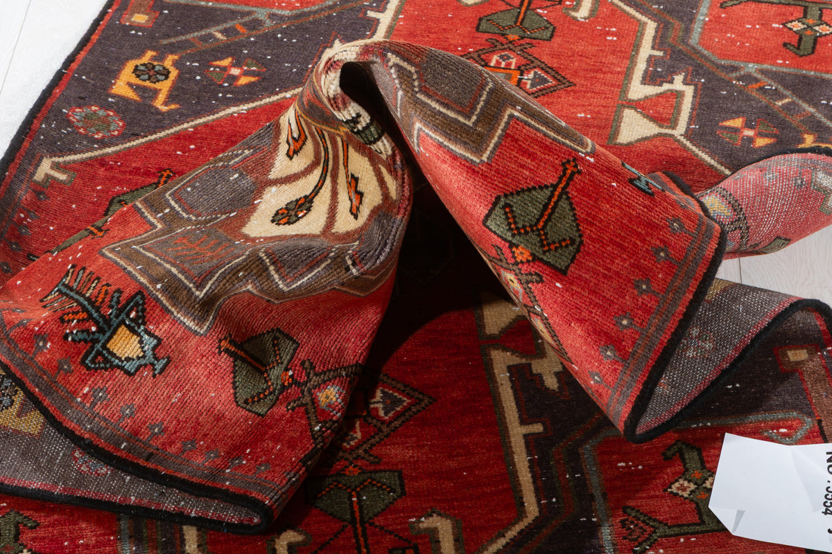 Tapis semi-ancien rouge à médaillon géométrique – 5' 9" x 2' 10" (174 x 86 cm)