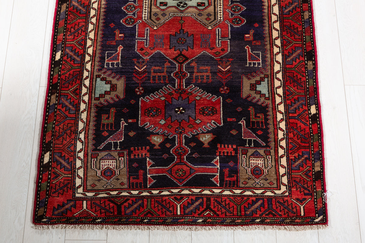 Tapis vintage bleu marine et rouge à motif figuratif Animal et à motif géométrique – 6' 3" x 3' 5" (190 x 104 cm)