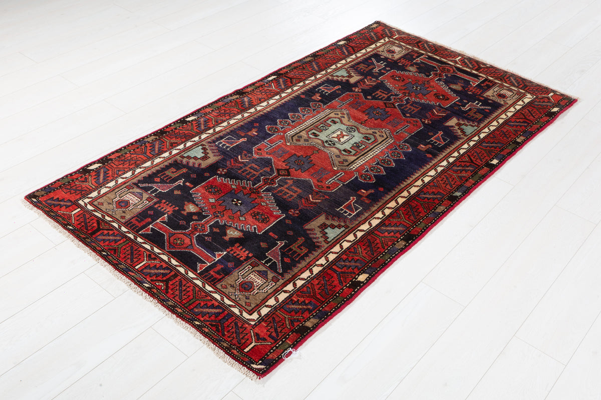 Tapis vintage bleu marine et rouge à motif figuratif Animal et à motif géométrique – 6' 3" x 3' 5" (190 x 104 cm)