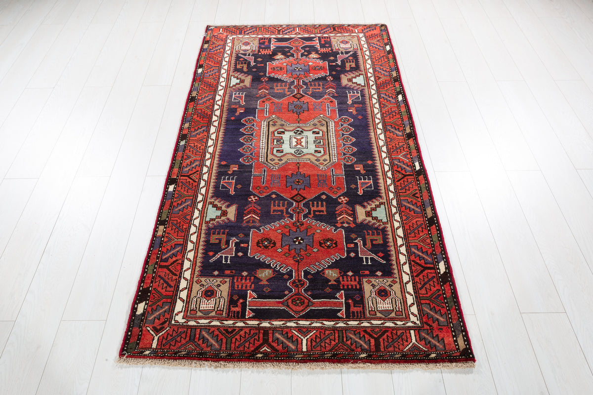 Tapis vintage bleu marine et rouge à motif figuratif Animal et à motif géométrique – 6' 3" x 3' 5" (190 x 104 cm)