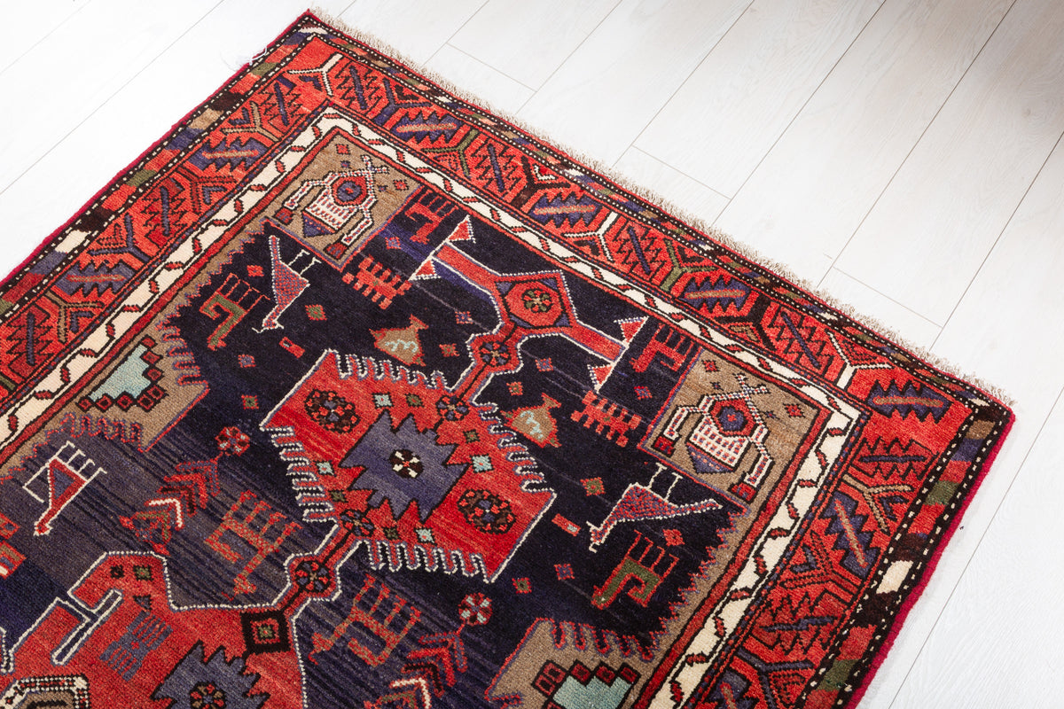 Tapis vintage bleu marine et rouge à motif figuratif Animal et à motif géométrique – 6' 3" x 3' 5" (190 x 104 cm)