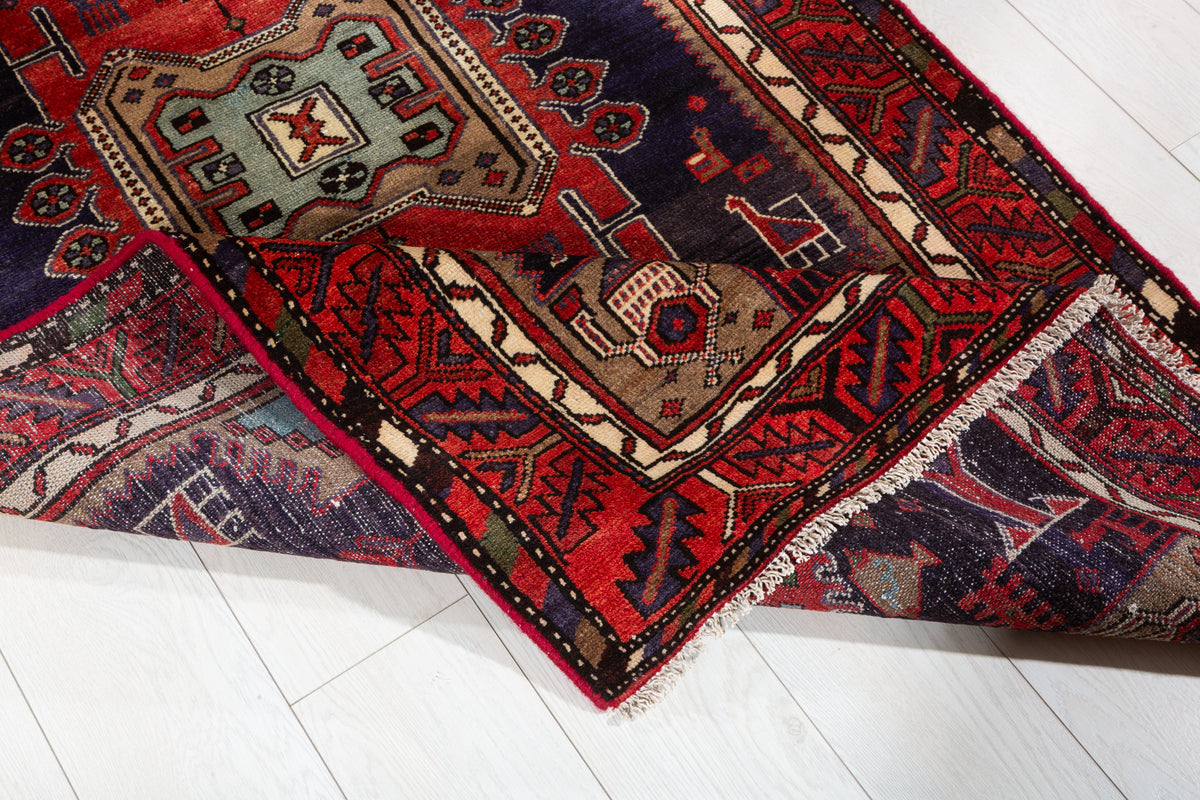 Tapis vintage bleu marine et rouge à motif figuratif Animal et à motif géométrique – 6' 3" x 3' 5" (190 x 104 cm)