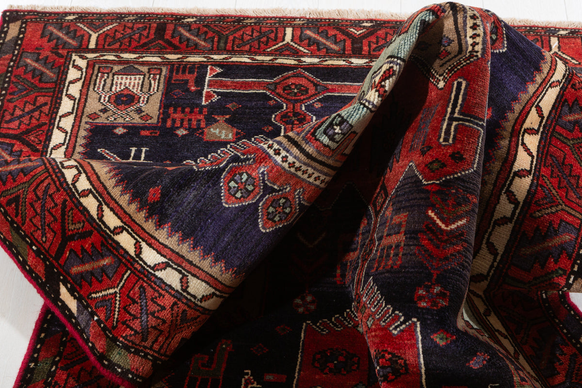 Tapis vintage bleu marine et rouge à motif figuratif Animal et à motif géométrique – 6' 3" x 3' 5" (190 x 104 cm)