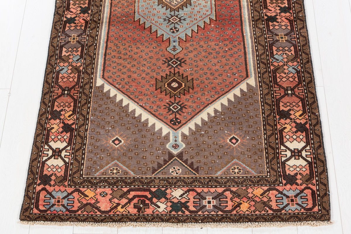 Tapis vintage délavé rouge rouille et bleu à médaillon géométrique – 6' 5" x 3' 4" (196 x 101 cm)
