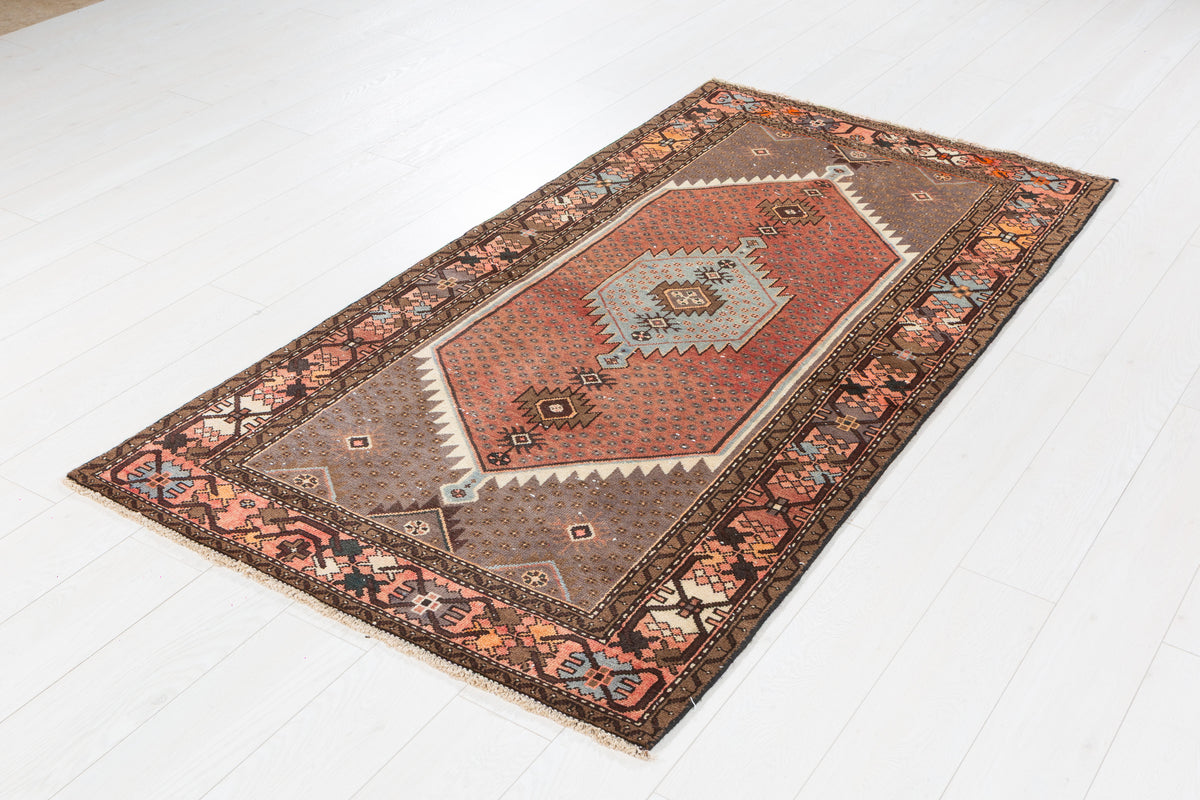 Tapis vintage délavé rouge rouille et bleu à médaillon géométrique – 6' 5" x 3' 4" (196 x 101 cm)