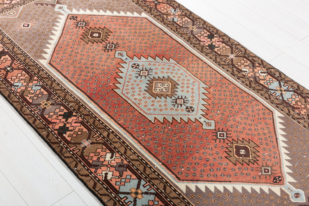 Tapis vintage délavé rouge rouille et bleu à médaillon géométrique – 6' 5" x 3' 4" (196 x 101 cm)
