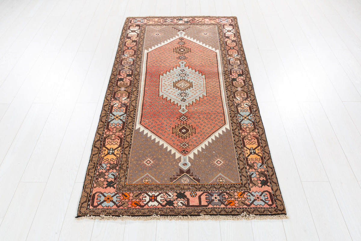 Tapis vintage délavé rouge rouille et bleu à médaillon géométrique – 6' 5" x 3' 4" (196 x 101 cm)