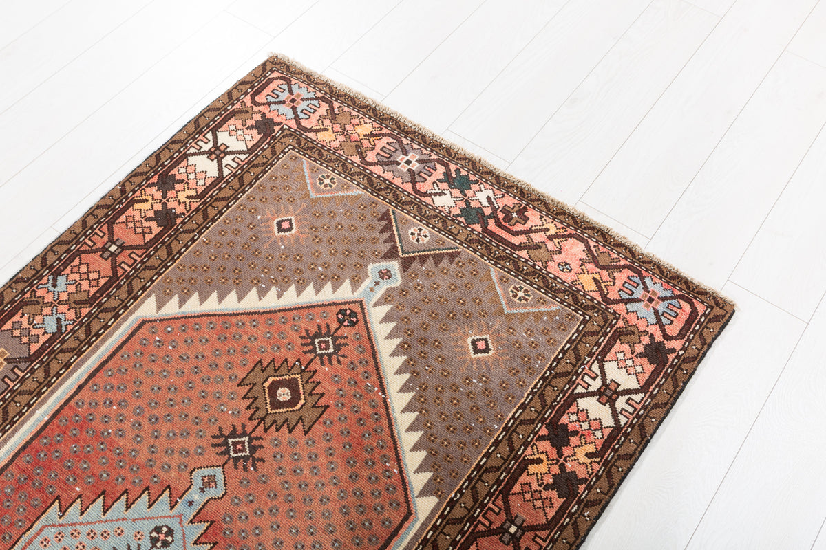 Tapis vintage délavé rouge rouille et bleu à médaillon géométrique – 6' 5" x 3' 4" (196 x 101 cm)