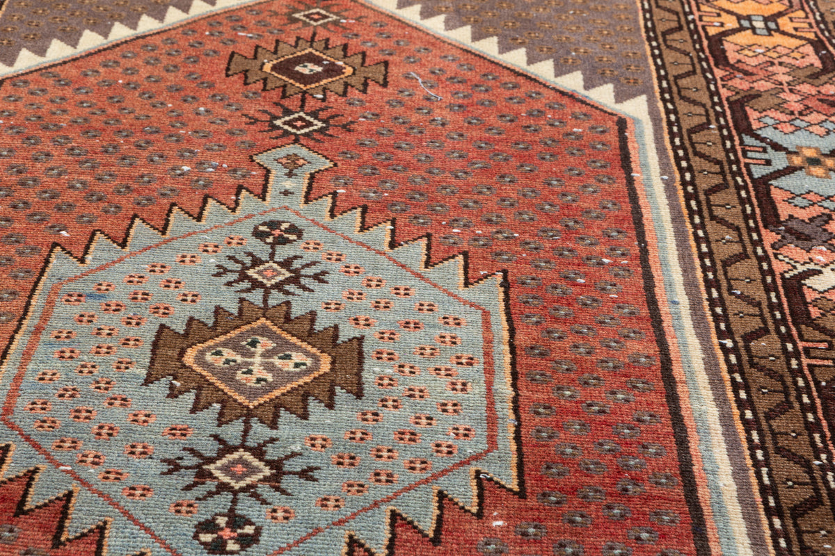 Tapis vintage délavé rouge rouille et bleu à médaillon géométrique – 6' 5" x 3' 4" (196 x 101 cm)