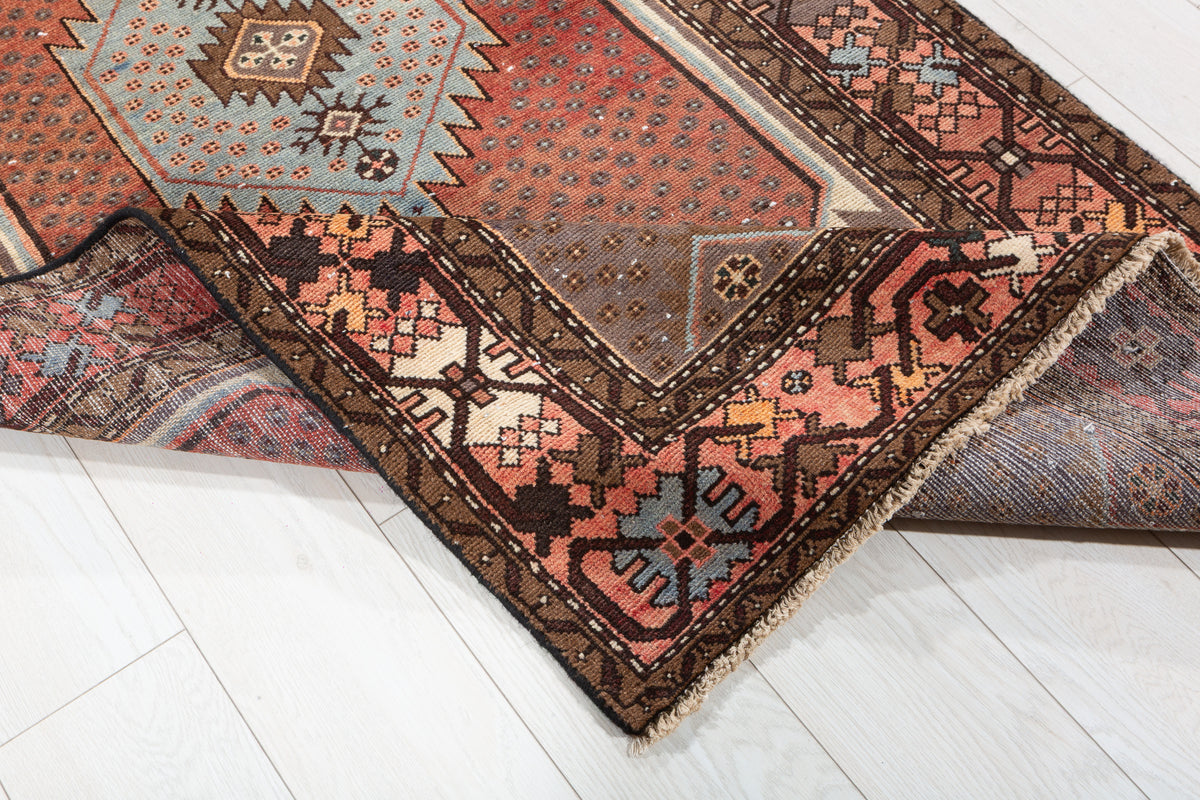 Tapis vintage délavé rouge rouille et bleu à médaillon géométrique – 6' 5" x 3' 4" (196 x 101 cm)
