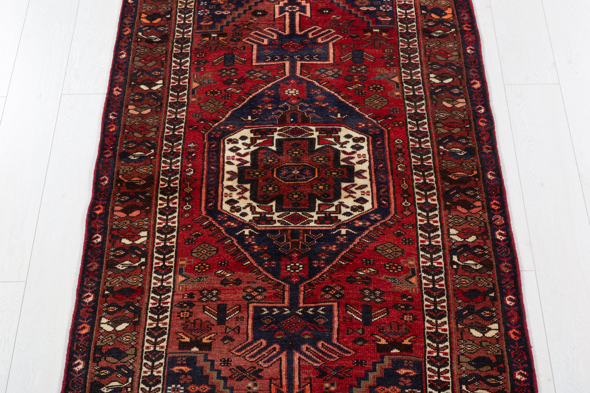 Tapis vintage rouge rouille et bleu marine à médaillon central – 6' 10" x 3' 3" (208 x 100 cm)