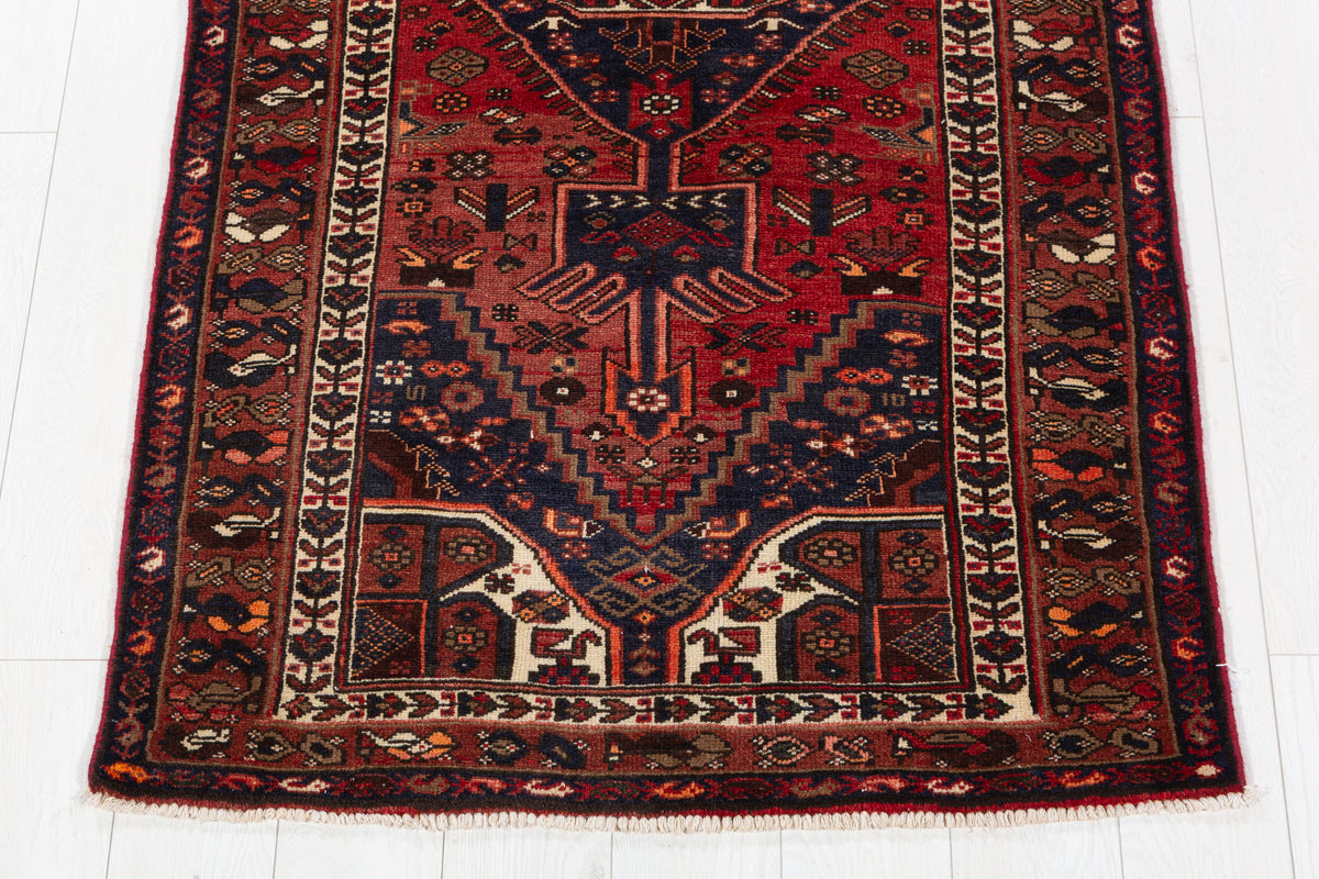 Tapis vintage rouge rouille et bleu marine à médaillon central – 6' 10" x 3' 3" (208 x 100 cm)