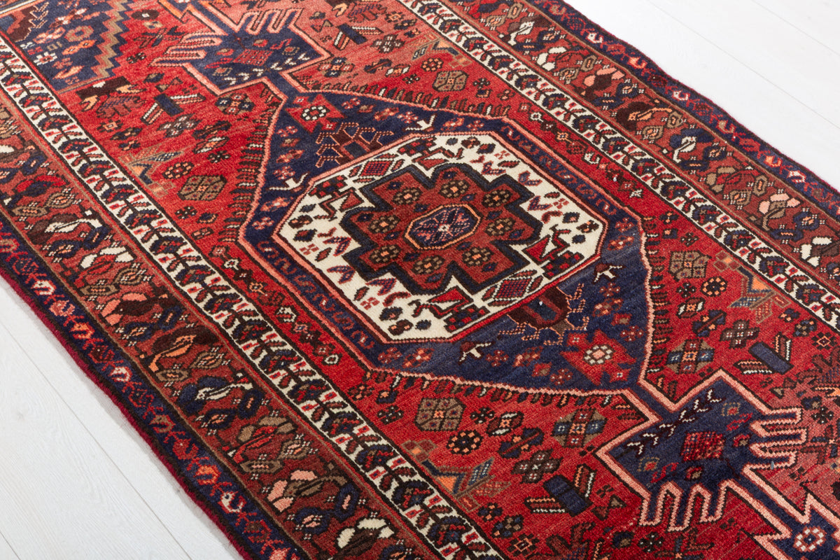 Tapis vintage rouge rouille et bleu marine à médaillon central – 6' 10" x 3' 3" (208 x 100 cm)