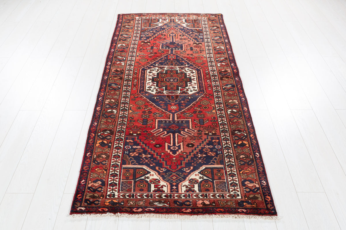 Tapis vintage rouge rouille et bleu marine à médaillon central – 6' 10" x 3' 3" (208 x 100 cm)