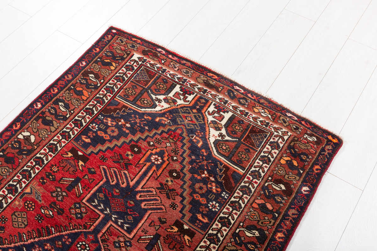 Tapis vintage rouge rouille et bleu marine à médaillon central – 6' 10" x 3' 3" (208 x 100 cm)