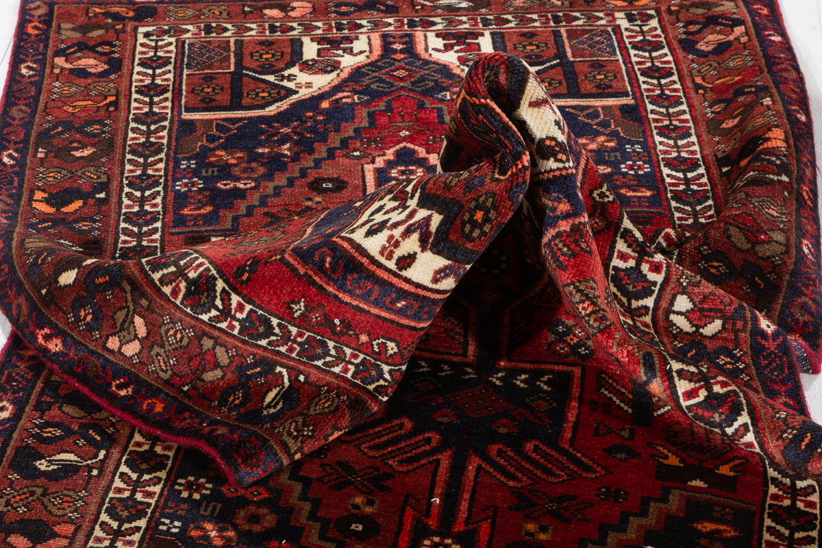 Tapis vintage rouge rouille et bleu marine à médaillon central – 6' 10" x 3' 3" (208 x 100 cm)