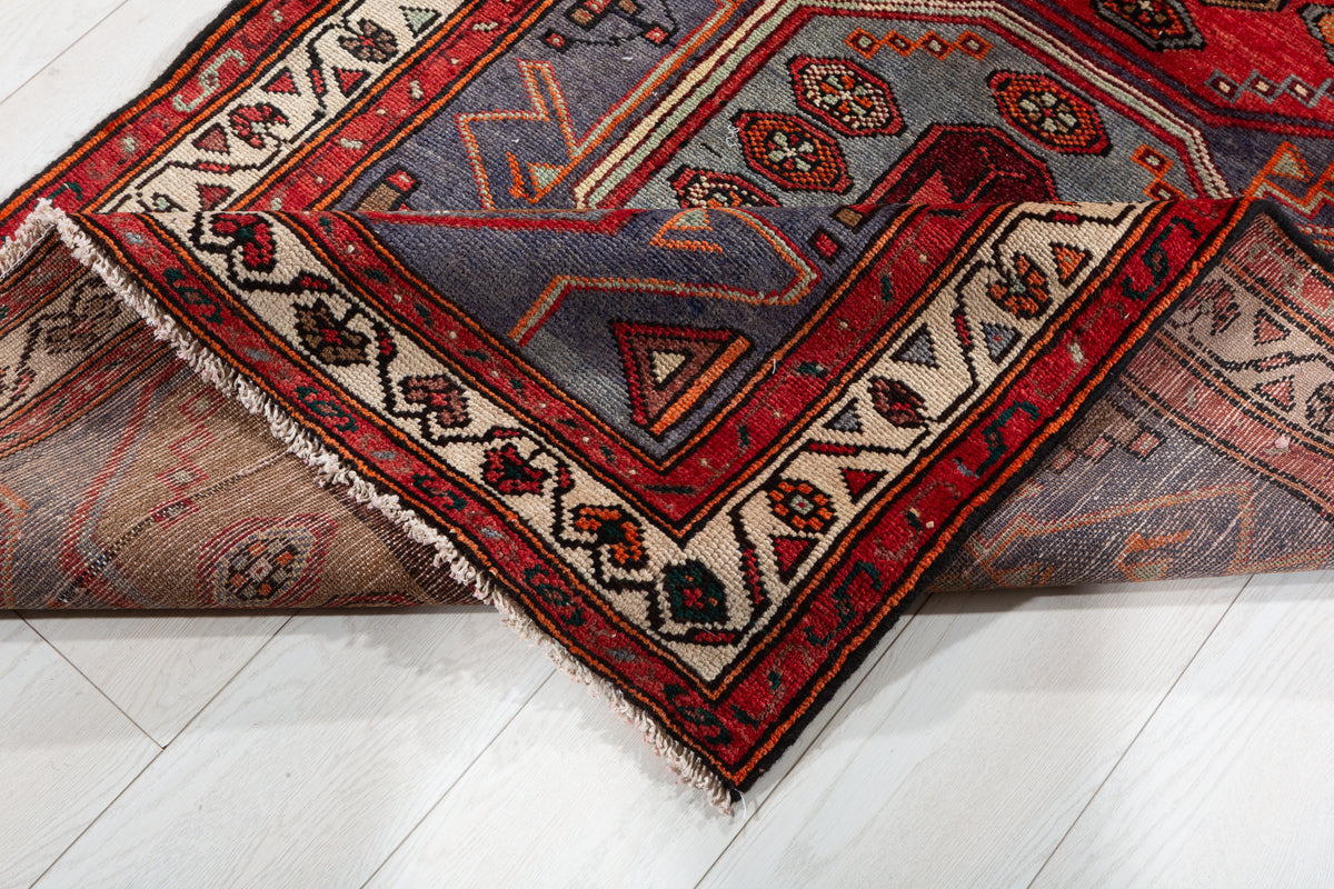 Tapis vintage bleu marine, rouge, bleu, et brun Three-Panel Tribal – 7' 7" x 3' 5" (230 x 103 cm)