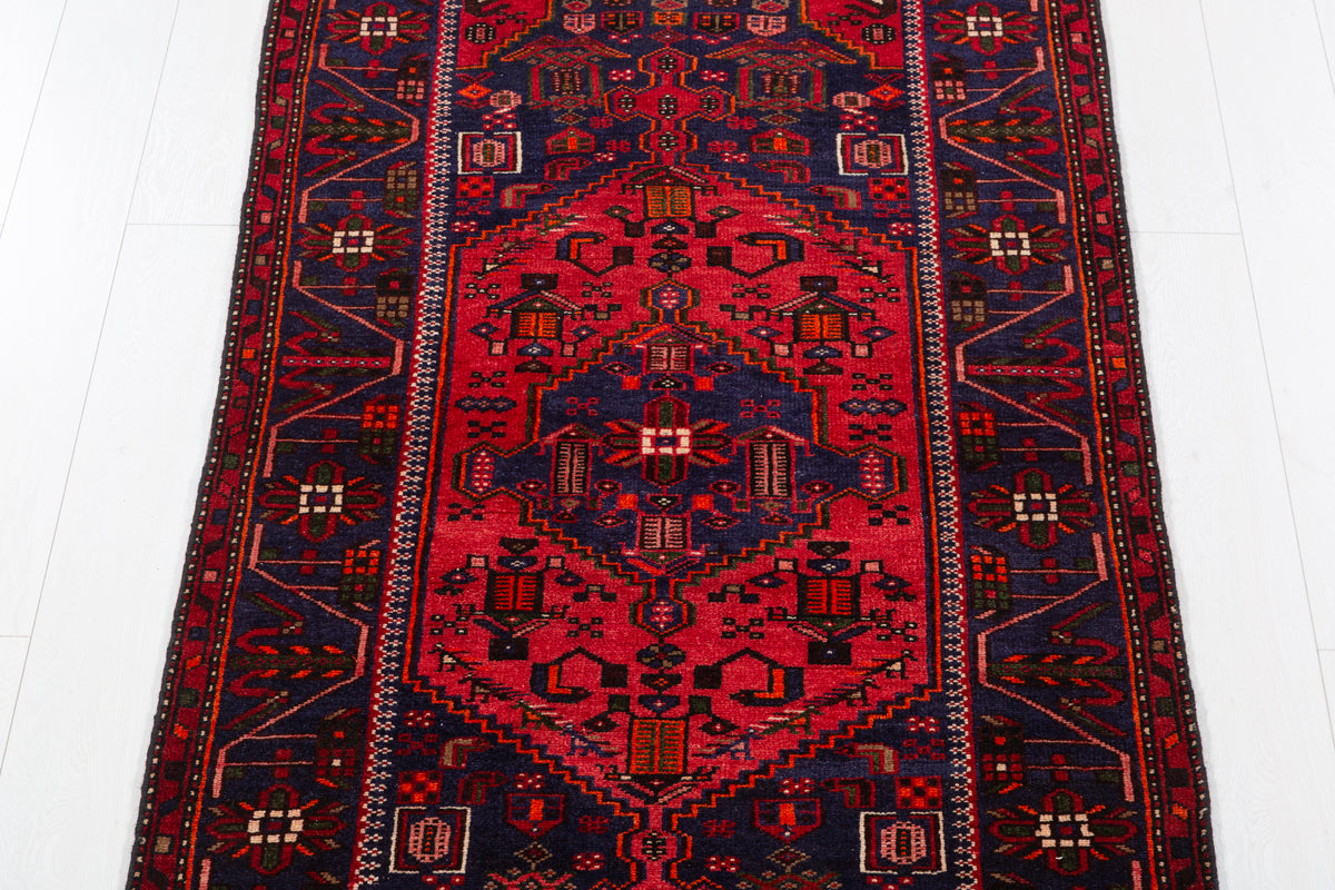 Tapis vintage rouge et bleu marine à médaillon géométrique – 6' 9" x 3' 4" (206 x 102 cm)