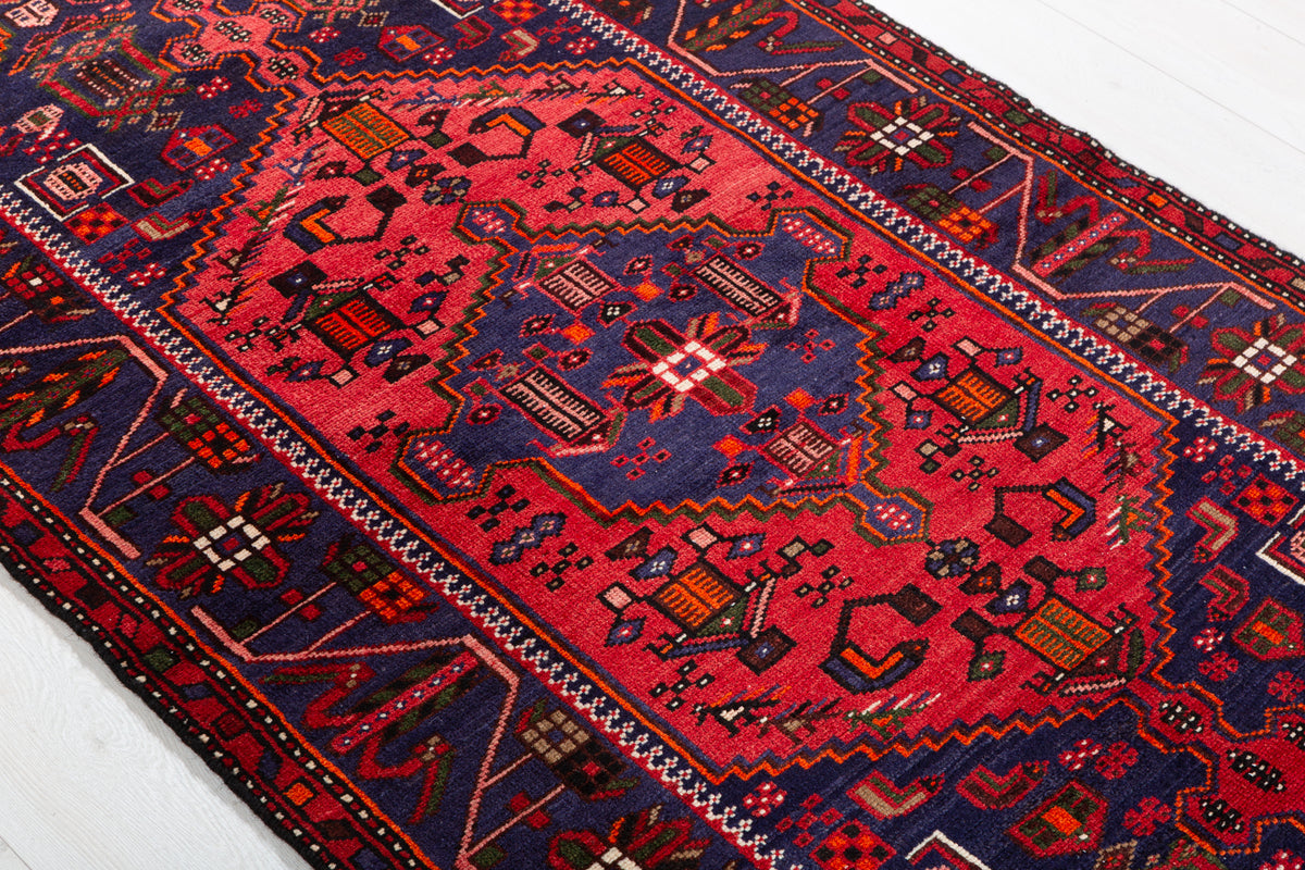 Tapis vintage rouge et bleu marine à médaillon géométrique – 6' 9" x 3' 4" (206 x 102 cm)