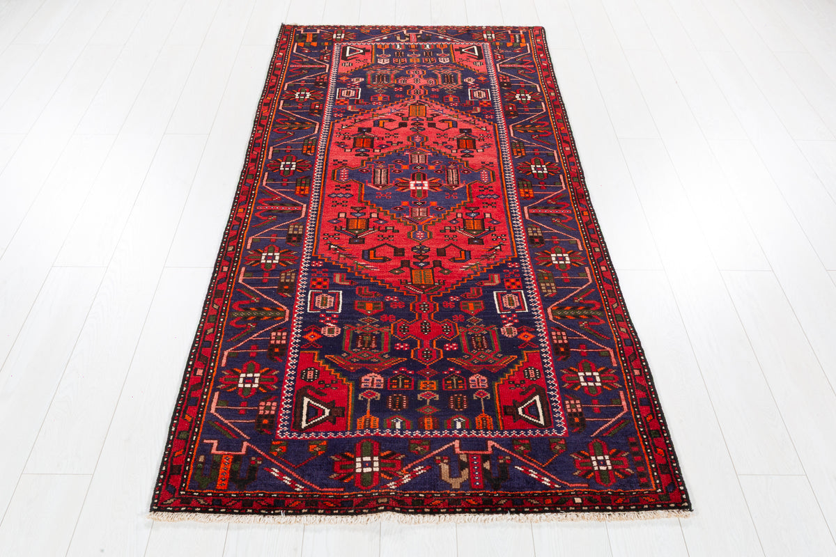 Tapis vintage rouge et bleu marine à médaillon géométrique – 6' 9" x 3' 4" (206 x 102 cm)