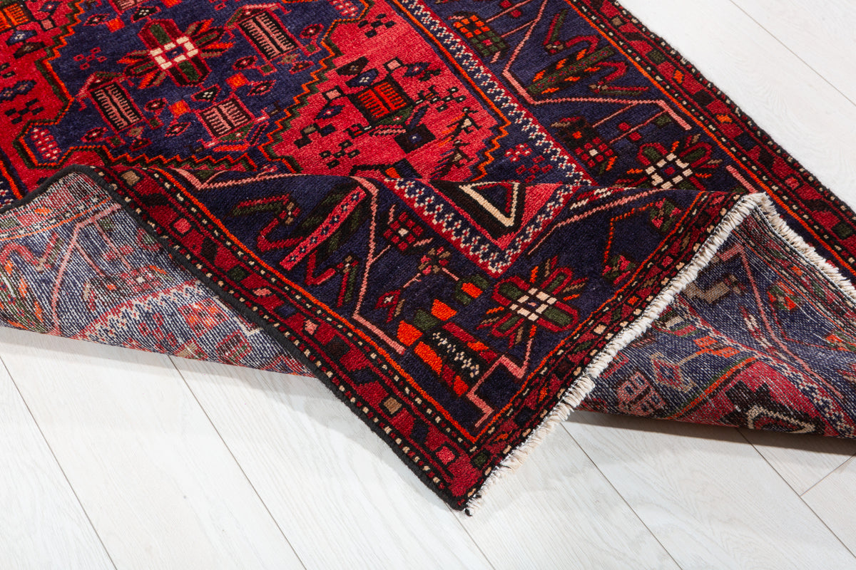 Tapis vintage rouge et bleu marine à médaillon géométrique – 6' 9" x 3' 4" (206 x 102 cm)
