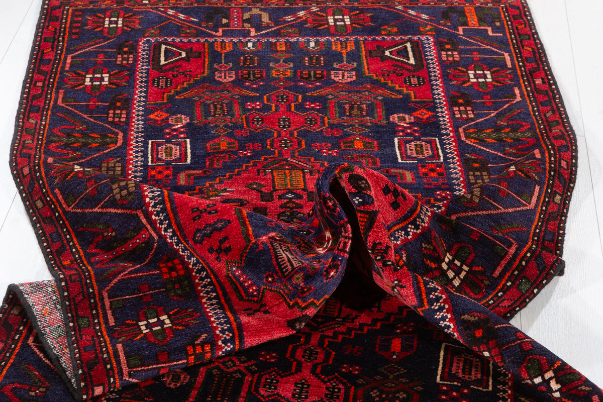 Tapis vintage rouge et bleu marine à médaillon géométrique – 6' 9" x 3' 4" (206 x 102 cm)