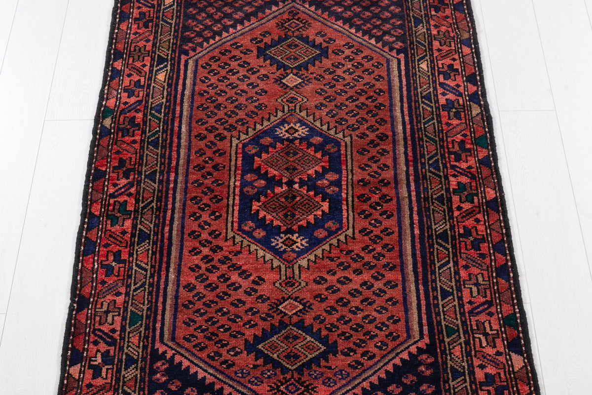 Tapis vintage rouge rouille et bleu marine à médaillon losangé – 6' 7" x 3' 3" (201 x 100 cm)