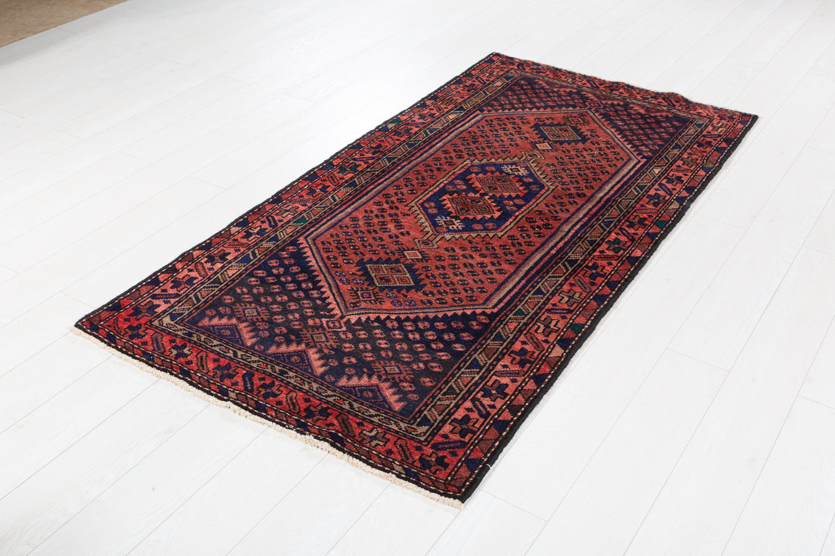 Tapis vintage rouge rouille et bleu marine à médaillon losangé – 6' 7" x 3' 3" (201 x 100 cm)