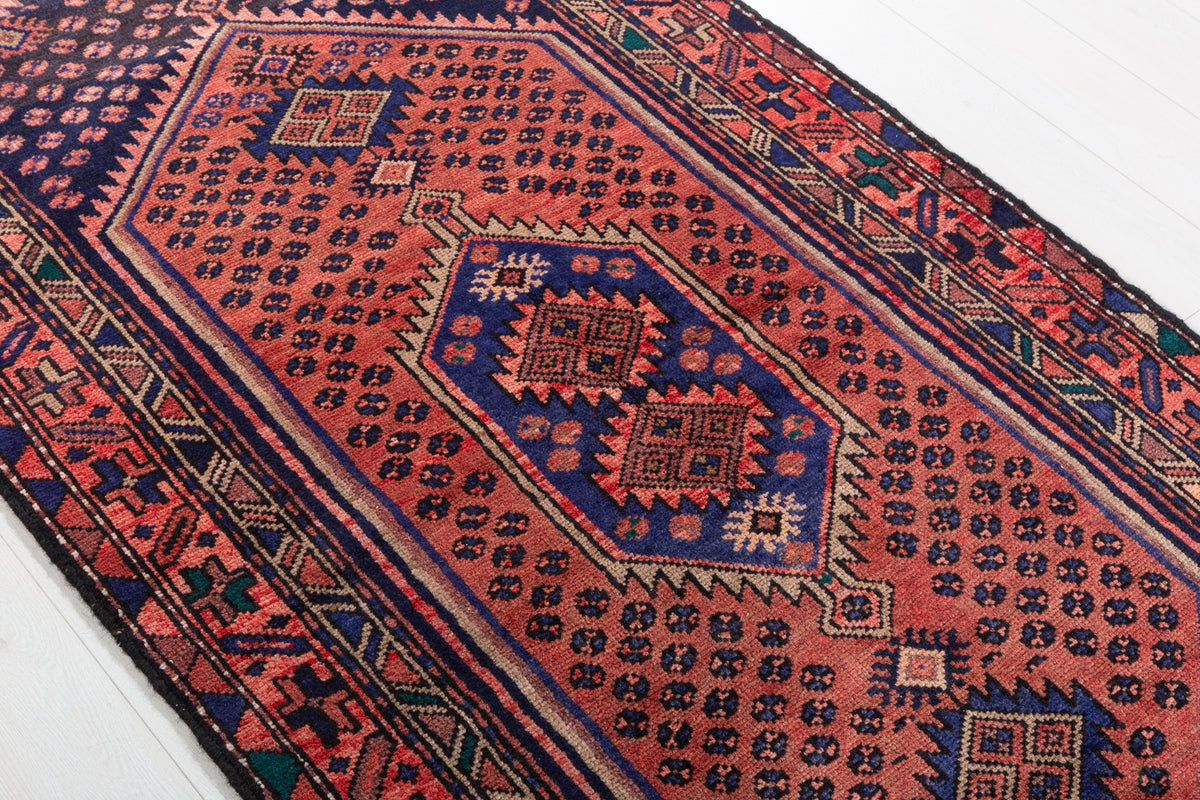 Tapis vintage rouge rouille et bleu marine à médaillon losangé – 6' 7" x 3' 3" (201 x 100 cm)