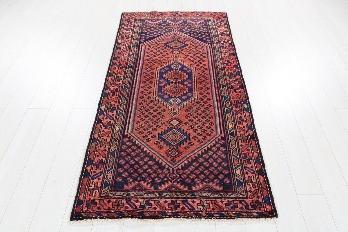 Tapis vintage rouge rouille et bleu marine à médaillon losangé – 6' 7" x 3' 3" (201 x 100 cm)