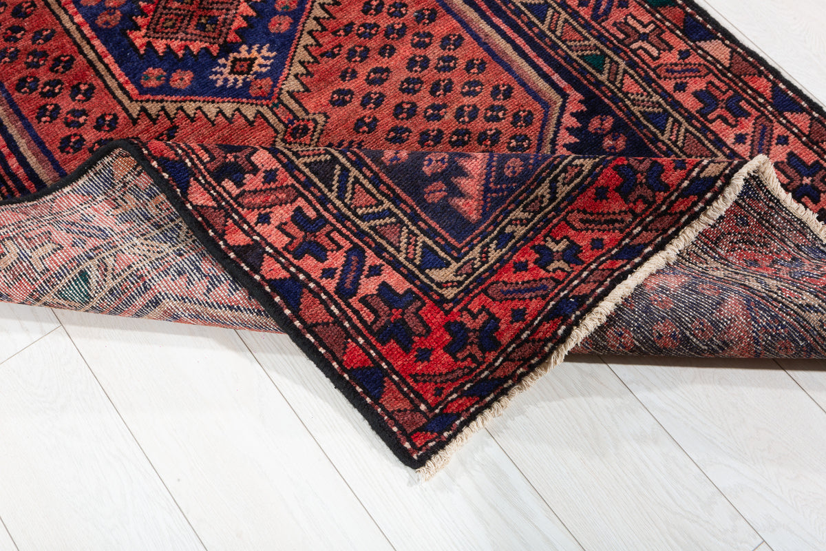 Tapis vintage rouge rouille et bleu marine à médaillon losangé – 6' 7" x 3' 3" (201 x 100 cm)