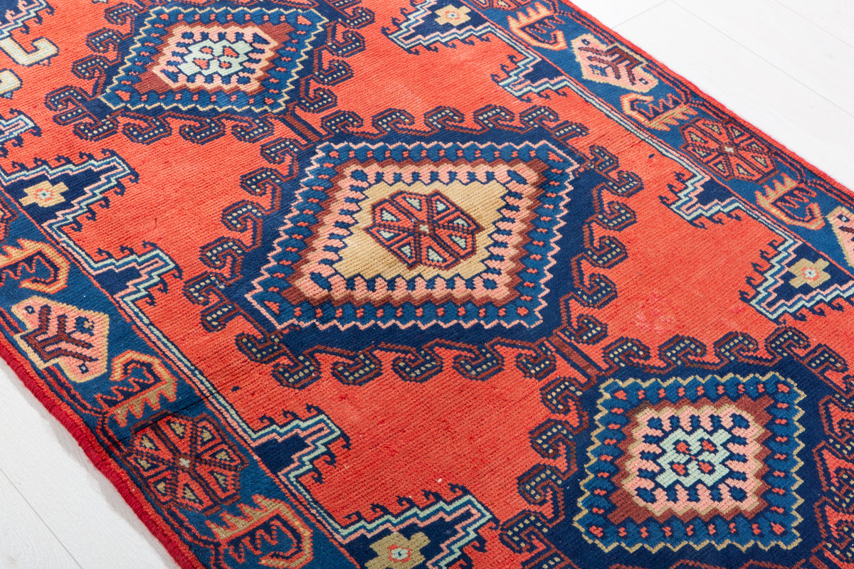 Tapis vintage orange et bleu Triple à médaillon géométrique – 6' 7" x 3' 7" (200 x 108 cm)
