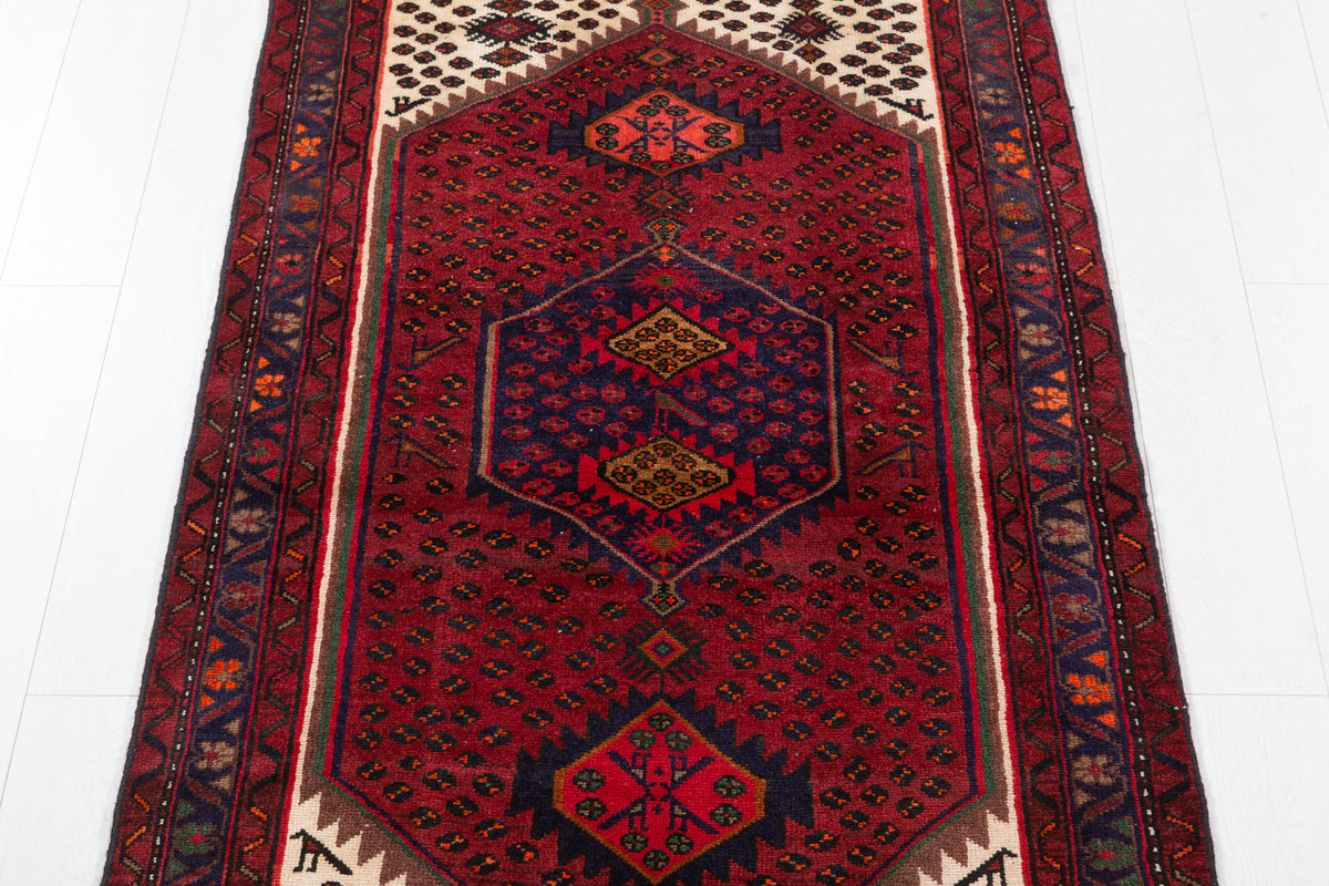 Tapis vintage rouge rouille et bleu marine à médaillon losangé – 6' 6" x 3' 5" (198 x 104 cm)