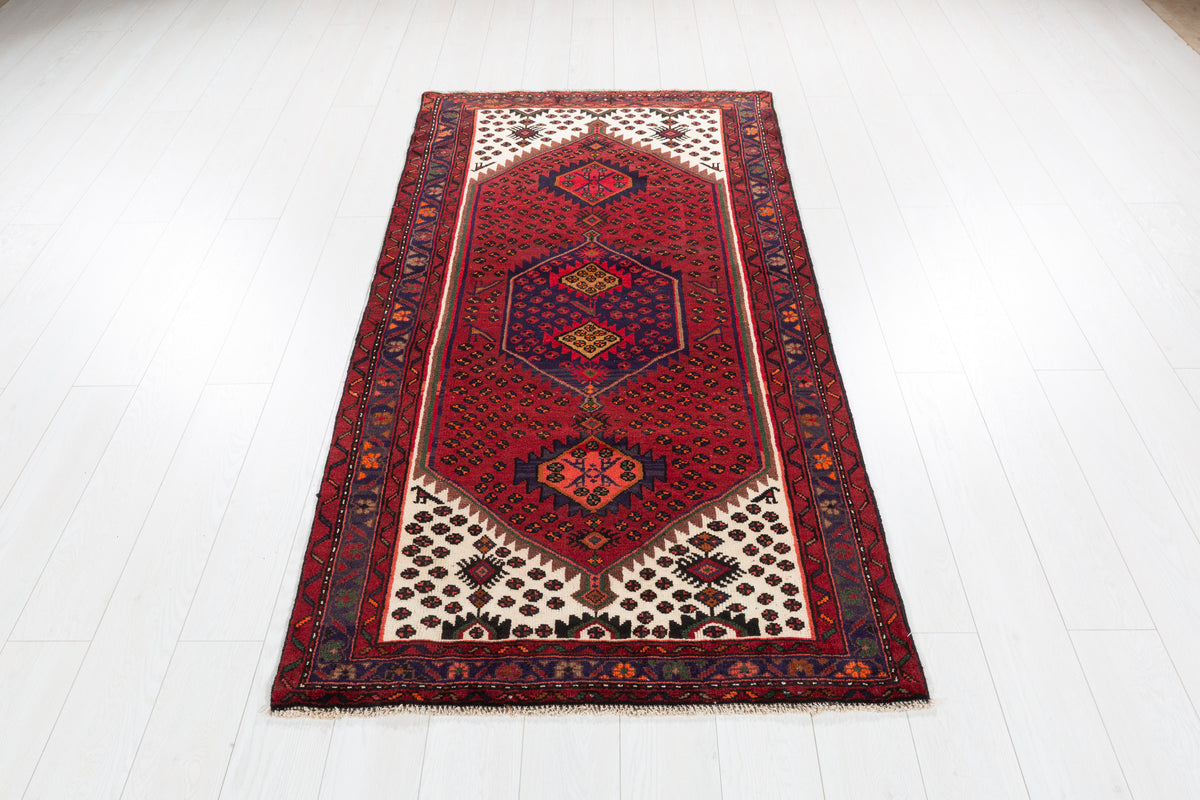 Tapis vintage rouge rouille et bleu marine à médaillon losangé – 6' 6" x 3' 5" (198 x 104 cm)