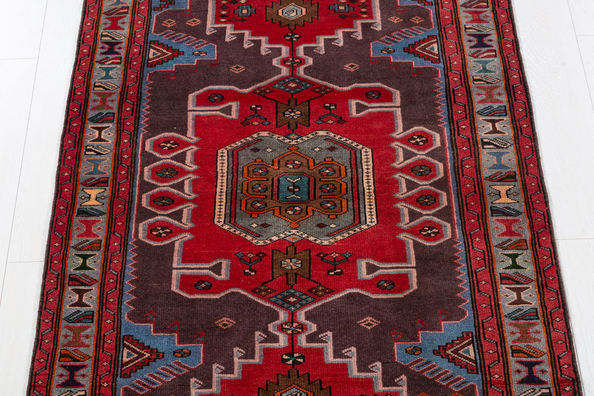 Tapis vintage rouge et bleu à médaillon géométrique – 6' 5" x 3' 7" (196 x 108 cm)