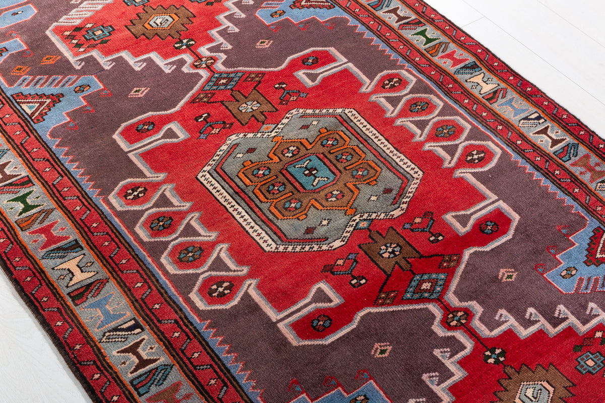 Tapis vintage rouge et bleu à médaillon géométrique – 6' 5" x 3' 7" (196 x 108 cm)