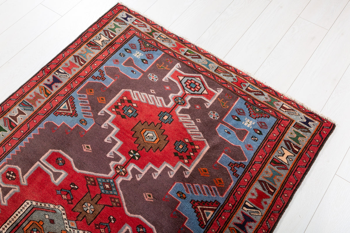 Tapis vintage rouge et bleu à médaillon géométrique – 6' 5" x 3' 7" (196 x 108 cm)
