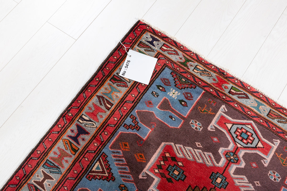 Tapis vintage rouge et bleu à médaillon géométrique – 6' 5" x 3' 7" (196 x 108 cm)