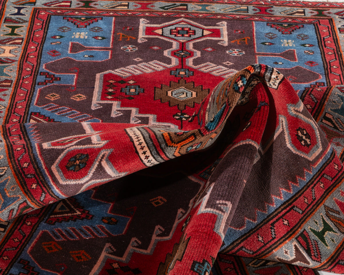 Tapis vintage rouge et bleu à médaillon géométrique – 6' 5" x 3' 7" (196 x 108 cm)