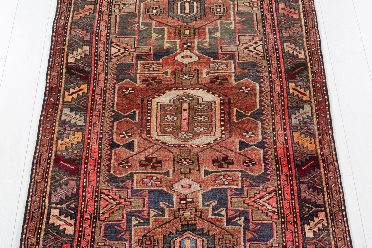 Tapis vintage délavé rouge rouille et brun à médaillons reliéss – 7' 1" x 3' 7" (215 x 110 cm)