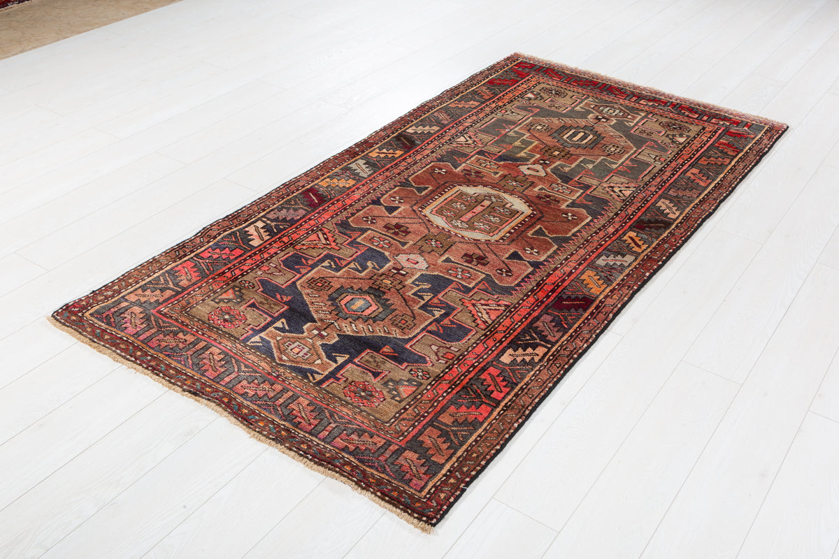 Tapis vintage délavé rouge rouille et brun à médaillons reliéss – 7' 1" x 3' 7" (215 x 110 cm)