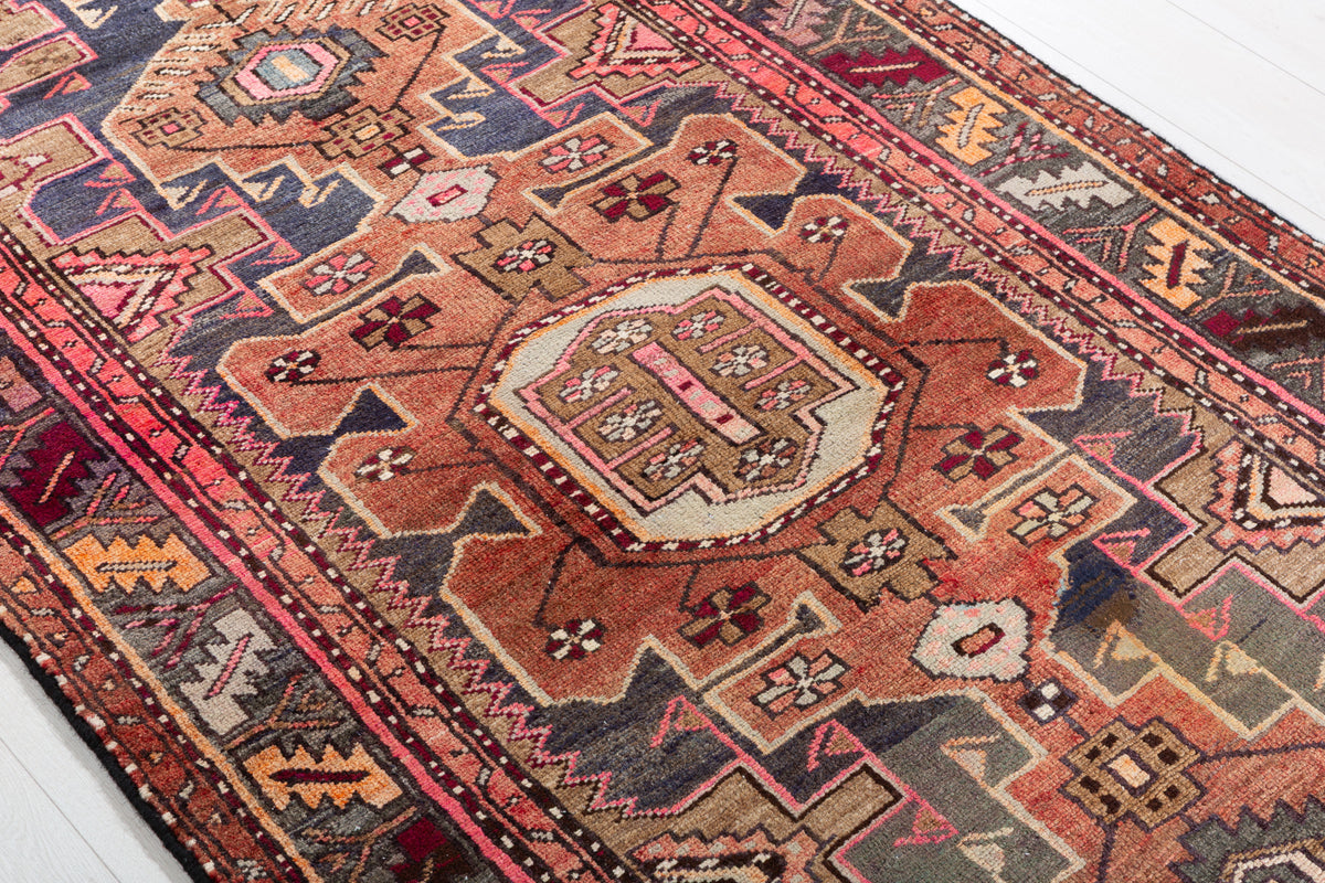 Tapis vintage délavé rouge rouille et brun à médaillons reliéss – 7' 1" x 3' 7" (215 x 110 cm)
