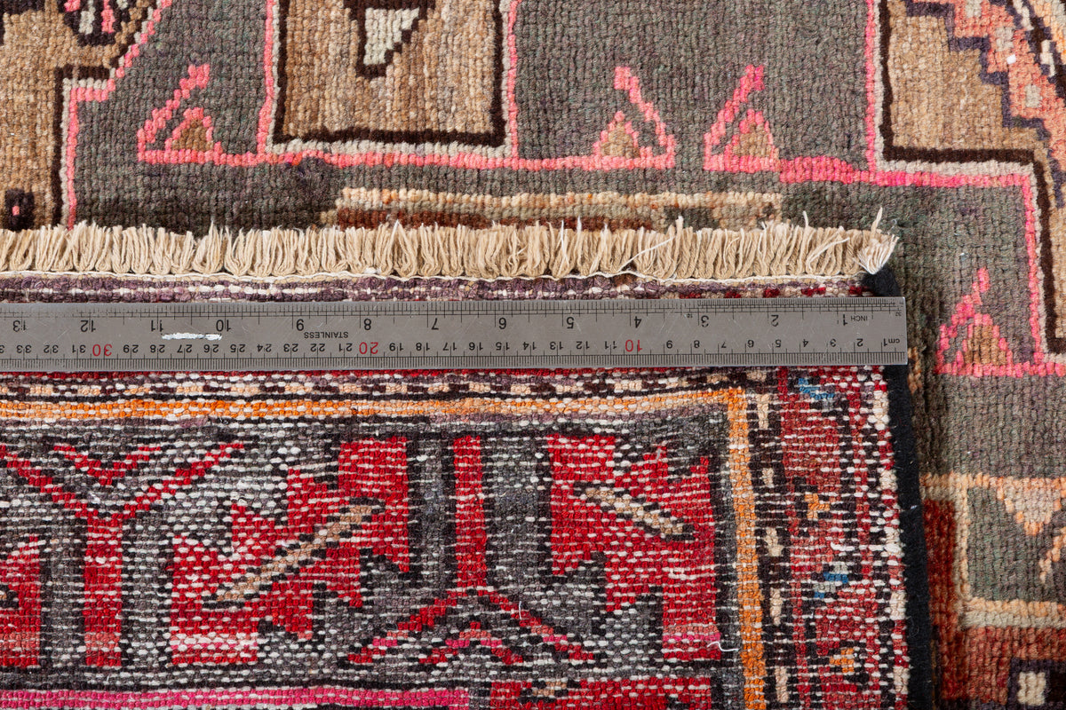 Tapis vintage délavé rouge rouille et brun à médaillons reliéss – 7' 1" x 3' 7" (215 x 110 cm)